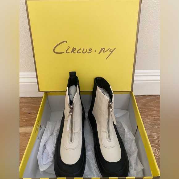 Circus NY by Sam Edelman Bethanie Zip Front Boot (Women). Size 7 - Picture 2 of 7